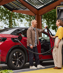 Een koppel laadt een elektrische auto op bij een Fastned oplaadpunt